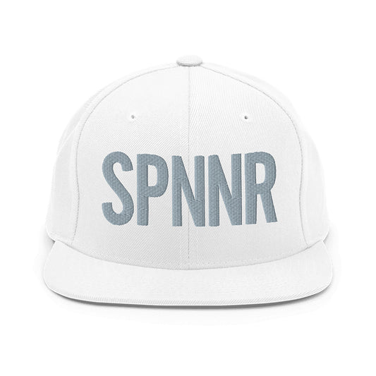 Spinner Snapback The Links White Silver golf hat – front view
