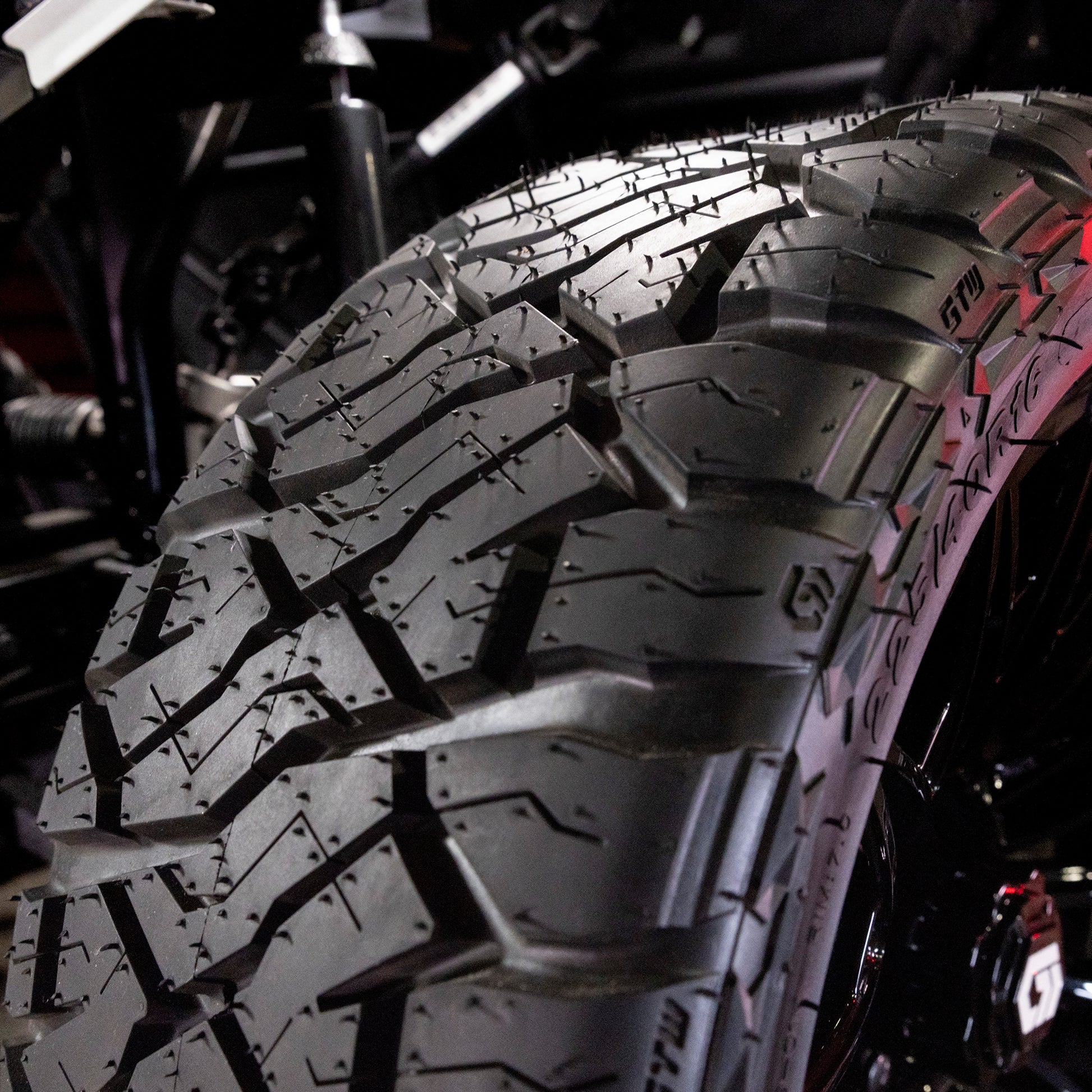 GTW® Maverick Steel Belted Radial Hybrid Tire - 225/40-R16